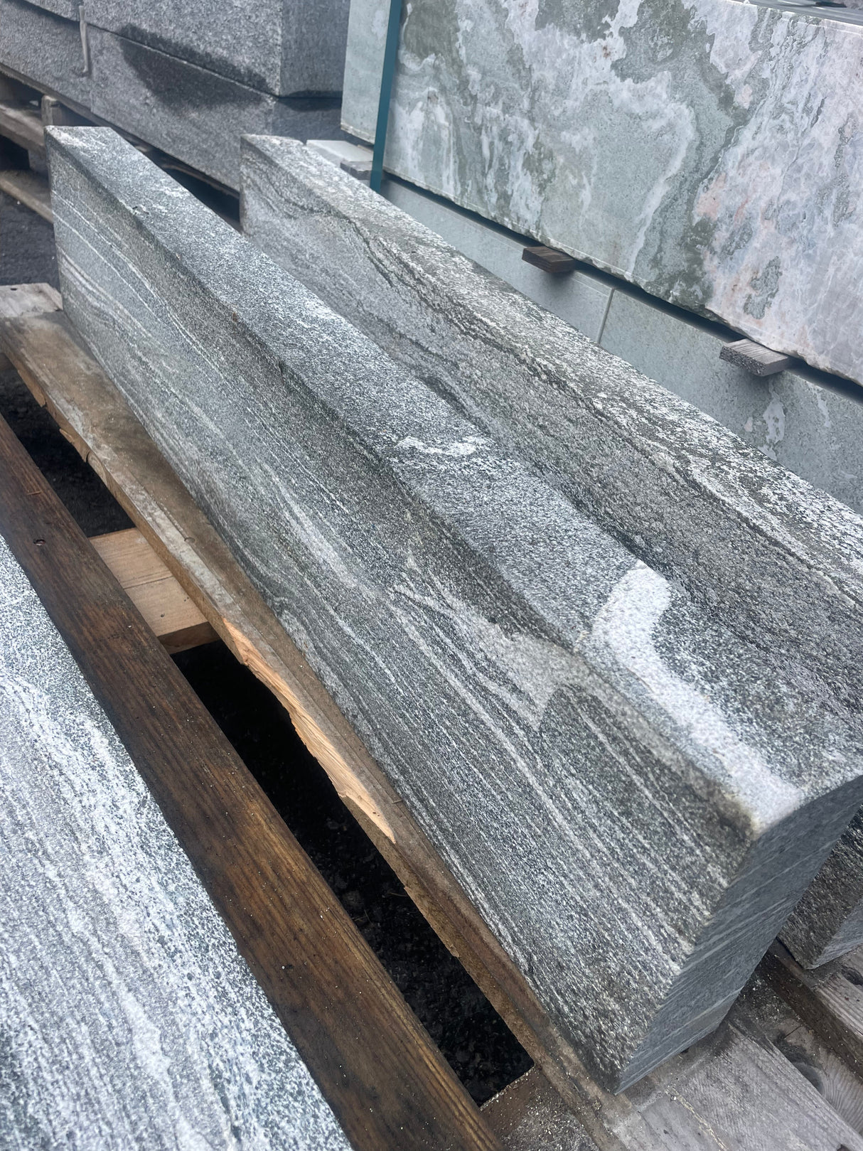 Granitt kantstein Santiago 7x20x100 prikkhugget