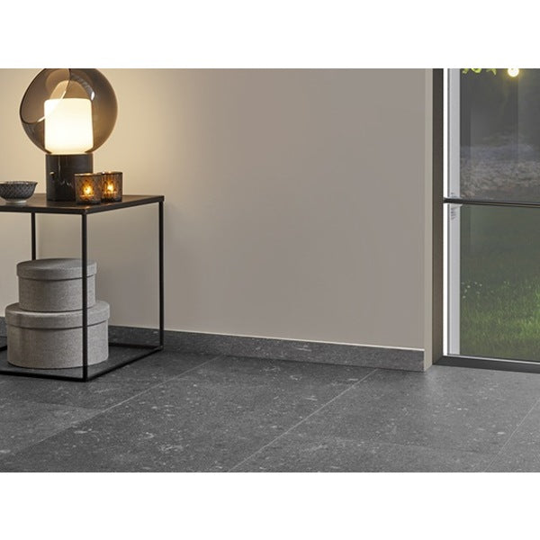 Vanntett gulv m. korkunderlag
- Demper støy m. opptil 20 dB
- Kan legges gjennom døråpninger uten brytninger i flater opptil 400 m2
- Ingen akklimatisering før montering da gulvet er formstabilt
- Livstidsgaranti i private hjem og 10 år ved kommersiell bruk