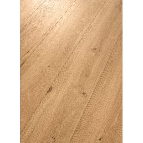 Utforsk XL-END for et robust korkgulv som bringer naturens ro inn i ditt hjem. Hvert element er nøye utvalgt for sin skjønnhet, perfekt for de som setter pris på skandinavisk design og jordnære toner. Med muligheten til å dekke over 400 m2 uten behov for akklimatisering, og med korkunderlag inkludert, garanterer Naturals dempet akustikk og ekstra komfort. Det er 100% vanntett, noe som gjør det sik