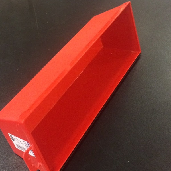 Sparkel form fylles med sparkel som gjør det enklere å flytte seg rundt med sparkel uten å bruke spannet hele tiden. Ergonomisk og passer fint i en hånd. image