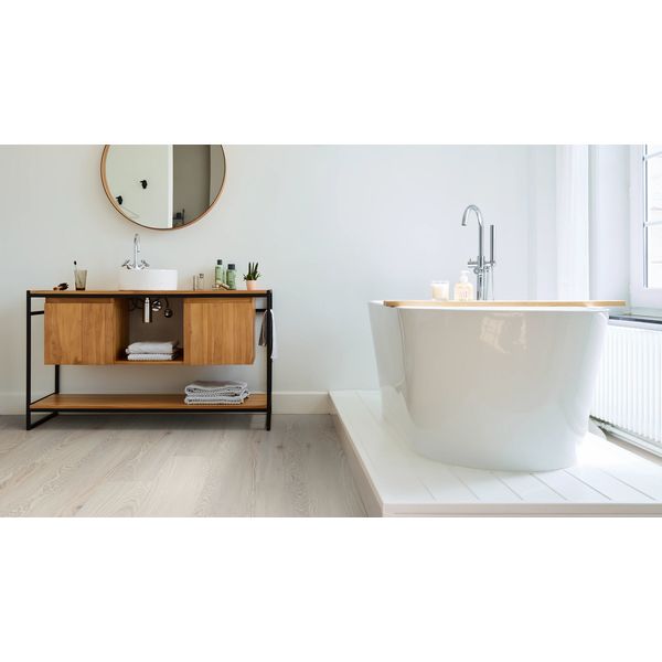 Klikkvinyl CoreTec med korkunderlag. Vanntett, støydemp, ripebestandig, ekstremt stabil. Tåler gulvvarme.
Lys natur eik. Vanntett, legges over 400 m2 (20x20), ingen akklimatisering, kan monteres gjennom rom, underlag kork inkl, kan monteres utestuer/vinterhager, livtidsgaranti privat og 10 år på offentleg.