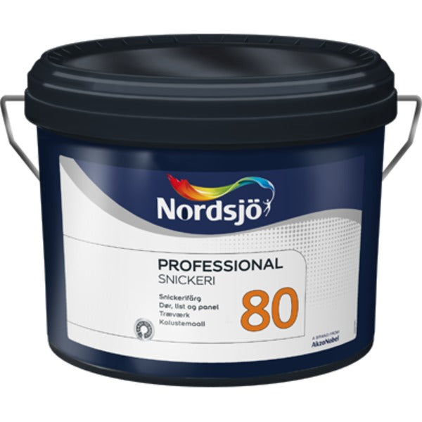 Professional Snickeri 80 er en vanntynnet blank maling som gir en hard og slitesterk overflate. Malingen er utviklet for innendørs maling av dører, karmer, gulvlister, kjøkkeninnredning, rustbeskyttet metall- og ståldetaljer. Ved nymaling av ubehandlet treverk inne skal først eventuelt kvister isoleres med Original Kvistlakk. Grunn så med Professional Heftgrunn. Sparkle så ved behov. Ferdigmal 2 ganger med Professional Snickeri 80. Ved ommaling skal malt treverk vaskes og mattslipes. Sparkles ved behov. ...