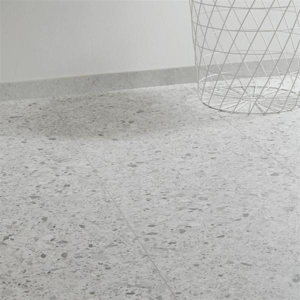 Vanntett gulv m. korkunderlag
- Demper støy m. opptil 20 dB
- Kan legges gjennom døråpninger uten brytninger i flater opptil 400 m2
- Ingen akklimatisering før montering da gulvet er formstabilt
- Livstidsgaranti i private hjem og 10 år ved kommersiell bruk