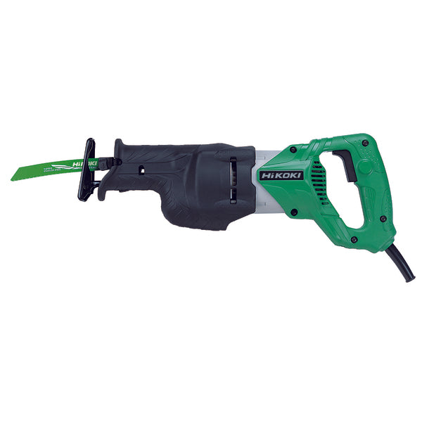 Lett og kompakt (kun 2,7 kg). Sterk motor og høy sagekapasitet. Ergonomisk grep. D-håndtak med lett tilgjengelig bryter. Gummibelagt front for optimal stabilitet og minimal friksjon. Støv- og vannavvisende konstruksjon. Universal bladinnfesting (T-skaft). Trinnløs variabel hastighetsregulering for presis saging i ulike materialer. Enkelt, raskt og verktøyfritt bladbytte. 180° vendbart blad for lettere retningsbestemt saging. Justerbar støttefot. Leveres med: Bajonettsagblad, nøkkel og maskinkoffert. image