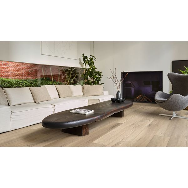 Klikkvinyl CoreTec med korkunderlag. Vanntett, støydemp, ripebestandig, ekstremt stabil. Tåler gulvvarme.
Lys natur eik. Vanntett, legges over 400 m2 (20x20), ingen akklimatisering, kan monteres gjennom rom, underlag kork inkl, kan monteres utestuer/vinterhager, livtidsgaranti privat og 10 år på offentleg.