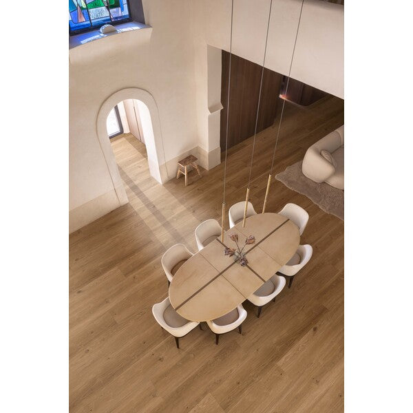 Utforsk XL-END for et robust korkgulv som bringer naturens ro inn i ditt hjem. Hvert element er nøye utvalgt for sin skjønnhet, perfekt for de som setter pris på skandinavisk design og jordnære toner. Med muligheten til å dekke over 400 m2 uten behov for akklimatisering, og med korkunderlag inkludert, garanterer Naturals dempet akustikk og ekstra komfort. Det er 100% vanntett, noe som gjør det sik