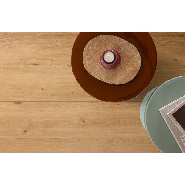 Utforsk XL-END for et robust korkgulv som bringer naturens ro inn i ditt hjem. Hvert element er nøye utvalgt for sin skjønnhet, perfekt for de som setter pris på skandinavisk design og jordnære toner. Med muligheten til å dekke over 400 m2 uten behov for akklimatisering, og med korkunderlag inkludert, garanterer Naturals dempet akustikk og ekstra komfort. Det er 100% vanntett, noe som gjør det sik