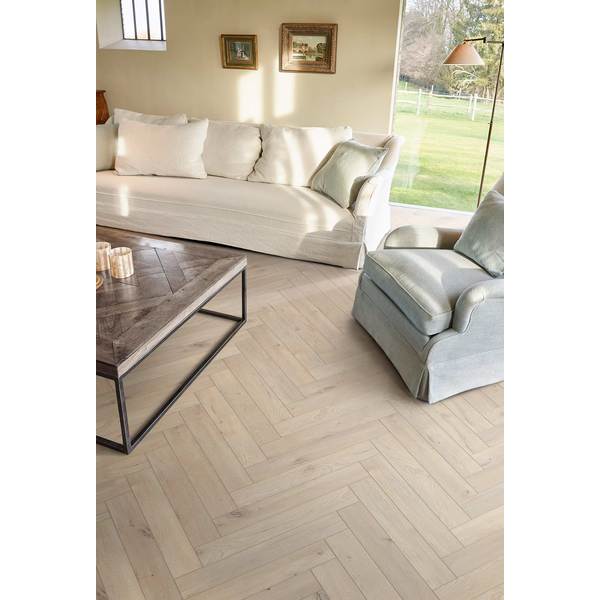 Utforsk Naturals-kolleksjonen for et robust korkgulv som bringer naturens ro inn i ditt hjem. Hvert element er nøye utvalgt for sin skjønnhet, perfekt for de som setter pris på skandinavisk design og jordnære toner. Med muligheten til å dekke over 400 m2 uten behov for akklimatisering, og med korkunderlag inkludert, garanterer Naturals dempet akustikk og ekstra komfort. Det er 100% vanntett, noe s