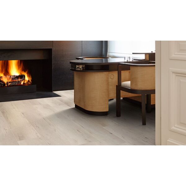 Utforsk Naturals-kolleksjonen for et robust korkgulv som bringer naturens ro inn i ditt hjem. Hvert element er nøye utvalgt for sin skjønnhet, perfekt for de som setter pris på skandinavisk design og jordnære toner. Med muligheten til å dekke over 400 m2 uten behov for akklimatisering, og med korkunderlag inkludert, garanterer Naturals dempet akustikk og ekstra komfort. Det er 100% vanntett, noe s