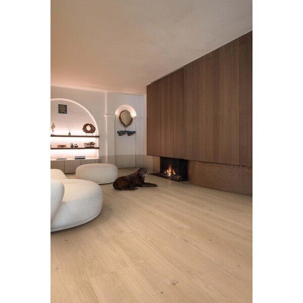 Utforsk XL-END for et robust korkgulv som bringer naturens ro inn i ditt hjem. Hvert element er nøye utvalgt for sin skjønnhet, perfekt for de som setter pris på skandinavisk design og jordnære toner. Med muligheten til å dekke over 400 m2 uten behov for akklimatisering, og med korkunderlag inkludert, garanterer Naturals dempet akustikk og ekstra komfort. Det er 100% vanntett, noe som gjør det sik