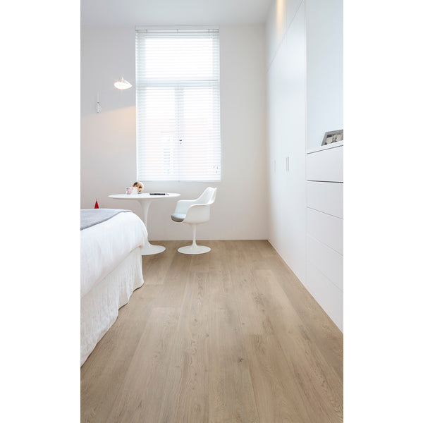 Utforsk Essentials for et robust korkgulv som bringer naturens ro inn i ditt hjem. Hvert element er nøye utvalgt for sin skjønnhet, perfekt for de som setter pris på skandinavisk design og jordnære toner. Med muligheten til å dekke over 400 m2 uten behov for akklimatisering, og med korkunderlag inkludert, garanterer Naturals dempet akustikk og ekstra komfort. Det er 100% vanntett, noe som gjør det