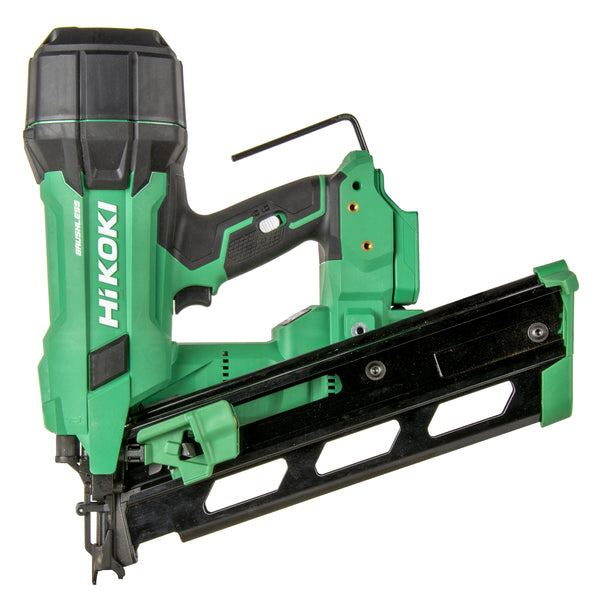 NR1890DRA, en kompakt og kraftfull 18V stavspikerpistol fra HiKOKI med 21grader magasin. En spikerpistol med høy og stabil drivkraft som enkelt slår inn 90 mm spiker i hardt treverk. Tekniske data: Nominell spenning: 18V Batterifeste: Slide Antall batterier: 0 Med batterilader: Nej Magasinkapasitet: 37 spiker Avfyringsmodus: Enkelt-/serieskudd Hastighet: 1,8-2,7 spiker/sek Spikerlengde: 50-90 mm Tråddiameter: 2,9-3,3 mm Vibrasjonsnivå ah m/s2: 4,7 Vibrasjonsusikkerhet K m/s2: 1,5 Lydtrykknivå dB(A): 94 L...