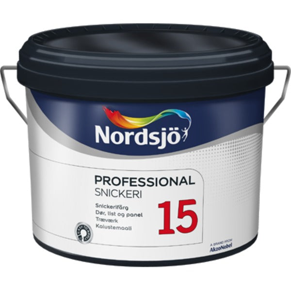 Professional Dør/List 15 er en vanntynnet halvmatt maling som gir en hard og slitesterk overflate. Malingen er utviklet for innendørs maling av dører, karmer, gulvlister, rustbeskyttet metall- og ståldetaljer. Ved nymaling av ubehandlet treverk inne skal først eventuelt kvister isoleres med Original Kvistlakk. Grunn så med Professional Heftgrunn. Sparkle så ved behov. Ferdigmal 2 ganger med Professional Snickeri 15. Ved ommaling skal malt treverk vaskes og mattslipes. Sparkles ved behov. Grunn med Profes...