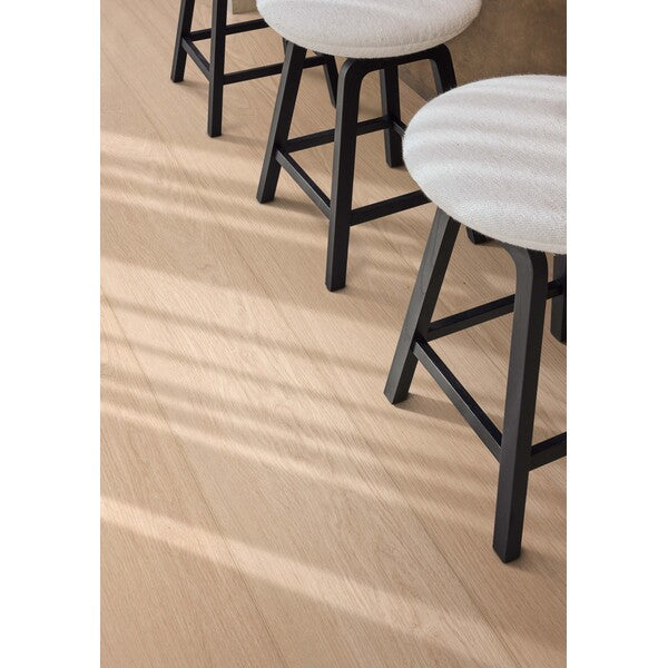 Utforsk XL-END for et robust korkgulv som bringer naturens ro inn i ditt hjem. Hvert element er nøye utvalgt for sin skjønnhet, perfekt for de som setter pris på skandinavisk design og jordnære toner. Med muligheten til å dekke over 400 m2 uten behov for akklimatisering, og med korkunderlag inkludert, garanterer Naturals dempet akustikk og ekstra komfort. Det er 100% vanntett, noe som gjør det sik