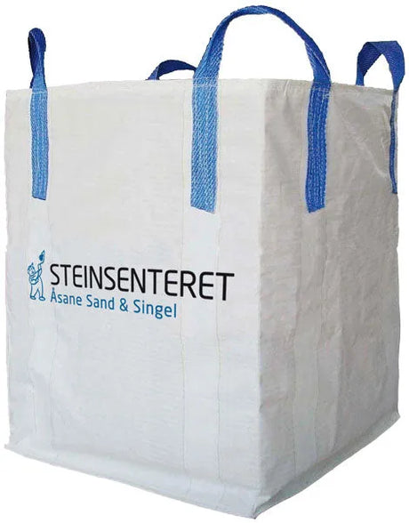 Storsekk med løfteløkker fylt med stein og singel, praktisk levering av løsmasser til hage og uteområde