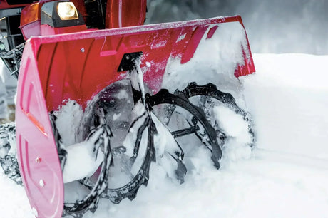 Snøfres som rydder snø i innkjørselen til en enebolig, effektiv og enkel snørydding for huseiere