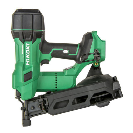 Pappspikerpistol med høy kapasitet, støvsikret drivmekanisme og innebygd temperatursikring. Tekniske spesifikasjoner: Spenning: 18V Batterifeste: Slide Antall batterier: 0 Med batterilader: Nei Magasinkapasitet: 120 spiker Utløserfunksjon: Enkel-/serieskudd Hastighet: 2,7 spiker/sek. Spikerlengde: 22-45 mm Trådtykkelse: 3,1 mm Vibrasjonsnivå ah m/s2: 3,5 Vibrasjonsusikkerhet K m/s2: 1,5 Lydtrykknivå dB(A): 84 Lydeffektnivå dB(A): 95 Lydtrykkusikkerhet K dB(A): 3 Dimensjon (L x B x H): 355x134x338 mm Vekt...