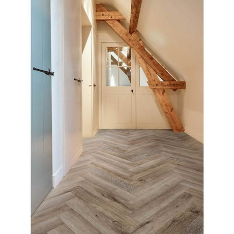 Utforsk Naturals-kolleksjonen for et robust korkgulv som bringer naturens ro inn i ditt hjem. Hvert element er nøye utvalgt for sin skjønnhet, perfekt for de som setter pris på skandinavisk design og jordnære toner. Med muligheten til å dekke over 400 m2 uten behov for akklimatisering, og med korkunderlag inkludert, garanterer Naturals dempet akustikk og ekstra komfort. Det er 100% vanntett, noe s 