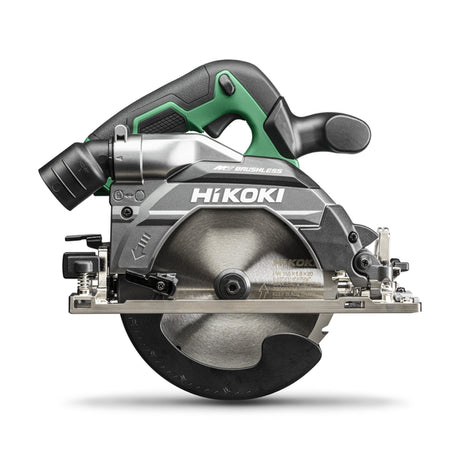 Kraftfull og rask sirkelsag med 3 moduser: Silent (lavt støynivå), Medium (myk avslutning med konstant hastighet) og High-modus (rask skjæring). - Integrert, roterbar og låsbar støvavsugsdyse. - Effektiv, høy støvoppsamling. - Kompakt med sentrert grep og stort fronthåndtak, gjør den veldig enkel å jobbe med. - Lett tilgjengelig låseknapp. - Presstøpt sagbord i nikkelbelagt aluminium gir stabilitet og holdbarhet. - Integrert LED-lys som starter før sagbladet. Bruksområde Kapping og skråskjæring i ulike m...