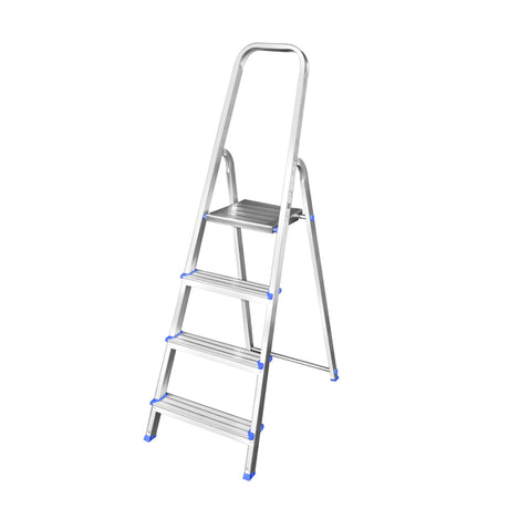 Stødig gardintrapp i aluminium med 4 trinn. Denne gardintrappen er lett å håndtere, har sklisikre trinn, og har en god plattform å stå på. Den har en høy støttebue 61cm over øverste trinn og er utrustet med en praktisk avlastningshylle. Plattformen i metall låser stigen i utfelt posisjon og sklisikre trinn gir god stabilitet. Gardintrappen passer bra for arbeid innendørs, der det er viktig å benytte en lett og smidig trapp. Trinnflate bredde = 8 cm. Ståplaye øverst = 26x26 cm. Avstand mellom trinn = 18 c...