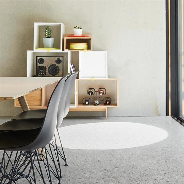 Vanntett gulv m. korkunderlag
- Demper støy m. opptil 20 dB
- Kan legges gjennom døråpninger uten brytninger i flater opptil 400 m2
- Ingen akklimatisering før montering da gulvet er formstabilt
- Livstidsgaranti i private hjem og 10 år ved kommersiell bruk 