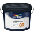 Professional Snickeri 80 er en vanntynnet blank maling som gir en hard og slitesterk overflate. Malingen er utviklet for innendørs maling av dører, karmer, gulvlister, kjøkkeninnredning, rustbeskyttet metall- og ståldetaljer. Ved nymaling av ubehandlet treverk inne skal først eventuelt kvister isoleres med Original Kvistlakk. Grunn så med Professional Heftgrunn. Sparkle så ved behov. Ferdigmal 2 ganger med Professional Snickeri 80. Ved ommaling skal malt treverk vaskes og mattslipes. Sparkles ved behov. ...