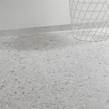 Vanntett gulv m. korkunderlag
- Demper støy m. opptil 20 dB
- Kan legges gjennom døråpninger uten brytninger i flater opptil 400 m2
- Ingen akklimatisering før montering da gulvet er formstabilt
- Livstidsgaranti i private hjem og 10 år ved kommersiell bruk 