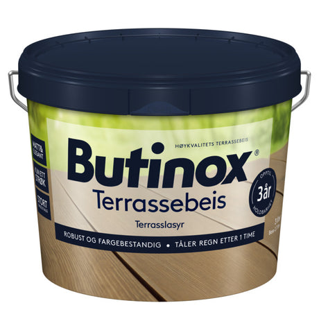 Butinox Terrassebeis fremhever og bevarer treverkets naturlige struktur med et transparent klart eller innfarget utseende. Butinox Terrassebeis er robust og fargebestandig med opptil 3 års holdbarhet. Butinox Terrassebeis har gode penetrerende og vannavvisende egenskaper og beskytter mot sprekkdannelser, lysnedbryting og fukt, samt svertesopp og grønske. En nybeiset terrasse gir et velholdt og moderne uttrykk. Kombiner gjerne flere farger for å skape kontraster og et personlig uttrykk på detaljer eller t...