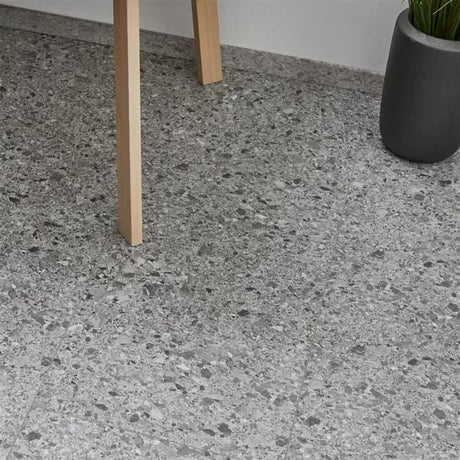 Vanntett gulv m. korkunderlag
- Demper støy m. opptil 20 dB
- Kan legges gjennom døråpninger uten brytninger i flater opptil 400 m2
- Ingen akklimatisering før montering da gulvet er formstabilt
- Livstidsgaranti i private hjem og 10 år ved kommersiell bruk 