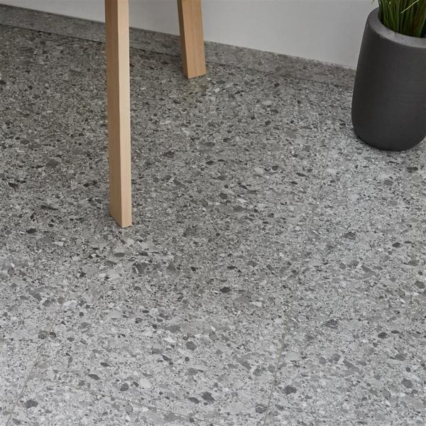 Vanntett gulv m. korkunderlag
- Demper støy m. opptil 20 dB
- Kan legges gjennom døråpninger uten brytninger i flater opptil 400 m2
- Ingen akklimatisering før montering da gulvet er formstabilt
- Livstidsgaranti i private hjem og 10 år ved kommersiell bruk 