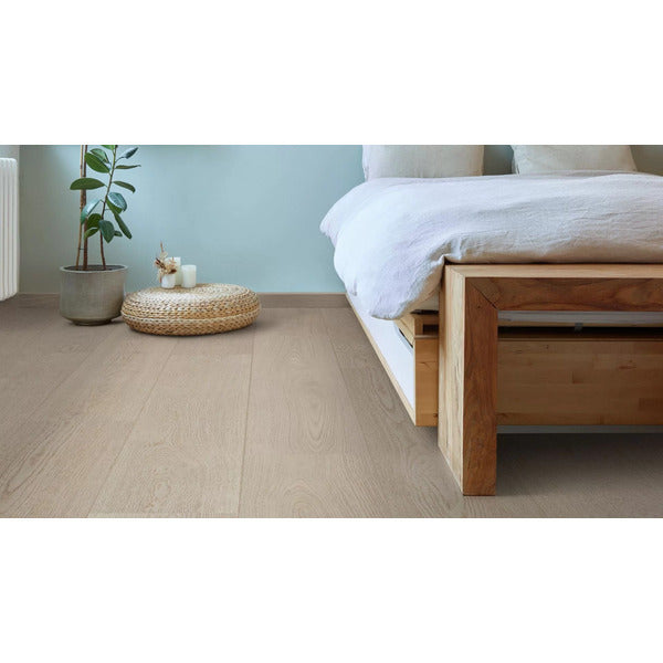 Utforsk Naturals-kolleksjonen for et robust korkgulv som bringer naturens ro inn i ditt hjem. Hvert element er nøye utvalgt for sin skjønnhet, perfekt for de som setter pris på skandinavisk design og jordnære toner. Med muligheten til å dekke over 400 m2 uten behov for akklimatisering, og med korkunderlag inkludert, garanterer Naturals dempet akustikk og ekstra komfort. Det er 100% vanntett, noe s 