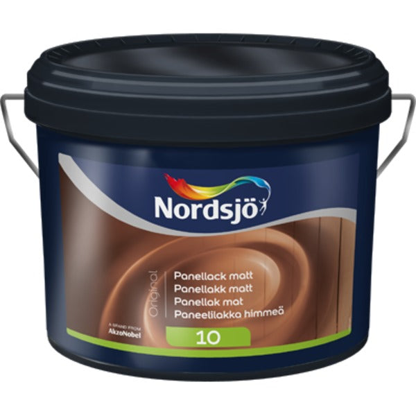 Original Panellakk matt er en lysekte panellakk for innendørs lakkering av tre, f.eks. tak- og vegg paneler, listverk, karmer med mer. For bruk på overflater på kjøkkenbenker eller tilsvarende anbefales Original Møbellakk. Ubehandlet tre males 2-3 ganger. Slipes lett med fint sandpapir etter første strøk. Ved ommaling vask, skyll nøye og mattslip. Mal 1-2 ganger med Original Panellakk. Lakker ikke når temperaturen er under +5 C. image
