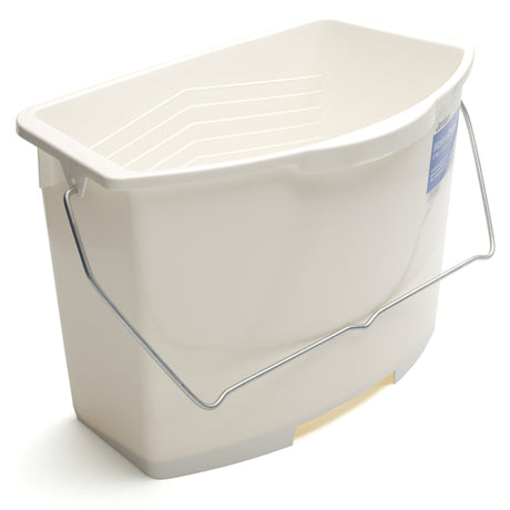 Lei av å fylle på maling ofte? Stor malejobb? Eller skal du vaske og rengjøre utendørs? Da er malebøtte noe for deg. 12 liters bøtta har god plass og rillemønster på innsiden for godt malingsopptak i rullen. Helletuten gjør at du lett kan kvitte deg med overskytende maling når jobben er gjort. Håndtaket har to innstillinger slik at den kan settes i vinklet posisjon. image