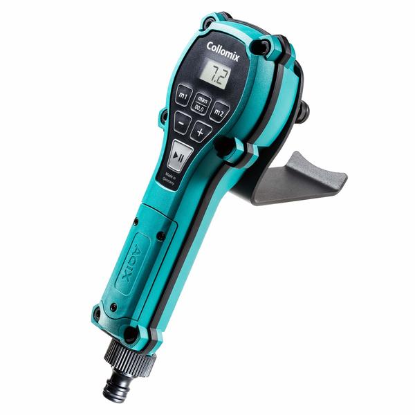 Batteridrevet, støtsikker og robust vannmåler for nøyaktig måling av vann. Hurtigkobling for Gardena-tilkobling. Trykknapper for enkel justering av vannmengde og tydelig digital display. Manuell dosering av ønsket mengde. To minneinnstillinger for rask og nøyaktig dosering av en bestemt mengde. Feste for bøtte eller automikser. Optimalt driftstrykk mellom 2-6 bar. Drives av 2 AA-batterier (inkludert). Leveres i en praktisk oppbevaringsveske. image