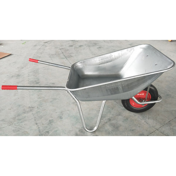 Trillebår 120PU En selvbyggerbåre romslig kasse, robust og solid konstruert. Galvanisert understell og kasse, samt store punkteringsfire hjul (PU). 1470x680x685mm. Ramme: 30x1,8mm zink. Beslag 30x2mm stål. Kasse: 1,2mm stål image