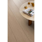 Utforsk XL-END for et robust korkgulv som bringer naturens ro inn i ditt hjem. Hvert element er nøye utvalgt for sin skjønnhet, perfekt for de som setter pris på skandinavisk design og jordnære toner. Med muligheten til å dekke over 400 m2 uten behov for akklimatisering, og med korkunderlag inkludert, garanterer Naturals dempet akustikk og ekstra komfort. Det er 100% vanntett, noe som gjør det sik 