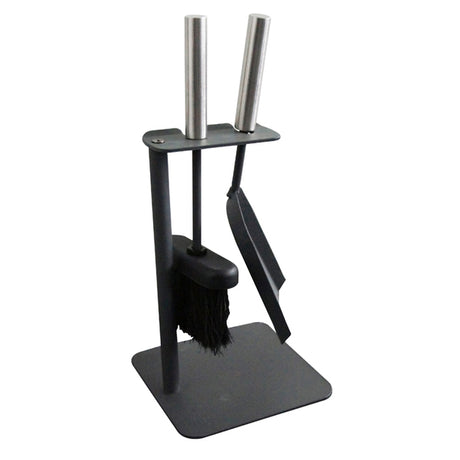 Stilrent og praktsik peissett med spade og kost.
Grepet på redskapene er i rustfritt stål.
Peistilbehøret holder høy kvalitet, og er en naturlig del av det å ha et ildsted. 