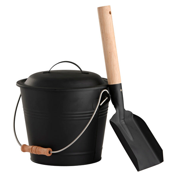 5liters askebøtte med lokk. Trehåndtak på bøtten. Størrelse topp Ø21,5 H17,8cm. Størrelse bunn Ø16,5cm. Spade størrelse 36,5x11,5cm. Svart stål. 