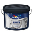Murtex Hydro Primer er en grunning beregnet for porøse og sugende underlag av mur/puss og betong. Underlaget skal være fast og rent for smuss, fett og andre forurensninger. Porøse og smittende underlag seises med Murtex Hydro Primer. Kan fortynnes med inntil 25% vann ved sterkt sugende underlag og strykes 2 ganger vått i vått. Ellers skal produktet benyttes ufortynnet. Overmales med egnet Nordsjø Murtex produkt. Rør godt om i malingen før bruk. Mal aldri under +5C eller når luftfuktigheten er høyere enn ...