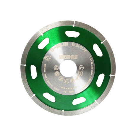 For tørrkapp med vinkelsliper. Proff ultratynt segmentblad for storformat flis (6-8mm), keramisk flis. Gir et fint kutt med minimal riving i flisen. Tykkelse kun 1,1 mm gir mindre støv og raskere kutt. Forsterket i midten med 70 mm dobbel flens. Laget i spesialstål for ekstra stivhet. Diameter 125 mm - senterhull 22,2 mm. image