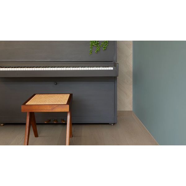 Utforsk Naturals-kolleksjonen for et robust korkgulv som bringer naturens ro inn i ditt hjem. Hvert element er nøye utvalgt for sin skjønnhet, perfekt for de som setter pris på skandinavisk design og jordnære toner. Med muligheten til å dekke over 400 m2 uten behov for akklimatisering, og med korkunderlag inkludert, garanterer Naturals dempet akustikk og ekstra komfort. Det er 100% vanntett, noe s 