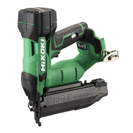 Brukervennlig batteridrevet minidykkpistol med høy ytelse og meget lav vekt. Effektiv børsteløs motor gir lengre driftstid og lenger levetid for maskinen. Rask, med høy kapasitet - opptil 1500 spiker pr lading med 3,0Ah batteri og opptil 1300 spiker pr lading med 2,0Ah batteri. Krever ikke regelmessig vedlikehold. Stabil ytelse uansett arbeidstemperatur (Batterienes ladetemperatur er fra 0°-40°). Valgbar singel- eller serieskuddsavtrekker med rask responstid. Justerbart innslag for presisjonsspikring med...