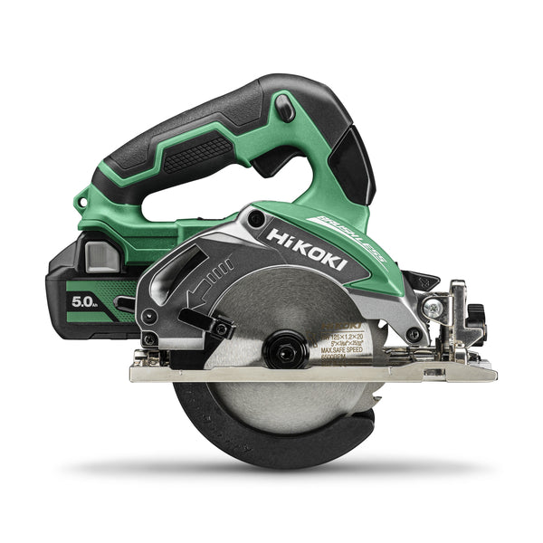 Kompakt, smidig og stabil 125mm sirkelsag med høy kapasitet, to effektmoduser og automatisk hastighetskontroll. Verktøyfritt bladbytte og enkel justering av sagdybde og gjæringsvinkel. TEKNISKE DATA Nominell spenning: 18V Batterikapasitet: 5Ah Batterifeste: Slide Antall batterier: 2 Batteri: BSL1850MA Med batterilader: Ja Lader: UC18YFSL Bladdiameter: 125 mm Hulldiameter: 20 mm Kuttedybde m/45°: 30 mm Kuttedybde m/90°: 47 mm Maks gjæringsvinkel 0-45°: Hastighet ubelastet: 3000, 6000 1/min Vibrasjonsnivå ...