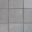 Helle 40x40x5 er en klassisk fin grå betonghelle. Alle sidekante har en avfaset kant. Hellen er tolags produsert med ett topplag som har større mengde finstoff som gir en slettere overflate. Hellen er beregnet for persontrafikk og passer ypperlig til terrasser, gangsteier eller andre områder egnet for gangtrafikk. 