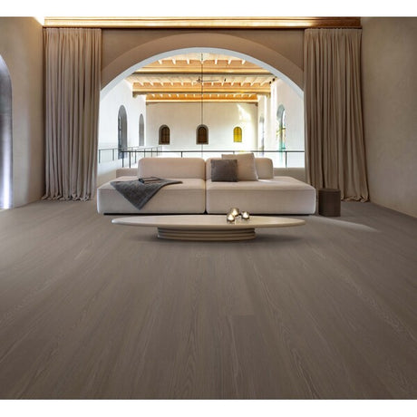 Utforsk XL-END for et robust korkgulv som bringer naturens ro inn i ditt hjem. Hvert element er nøye utvalgt for sin skjønnhet, perfekt for de som setter pris på skandinavisk design og jordnære toner. Med muligheten til å dekke over 400 m2 uten behov for akklimatisering, og med korkunderlag inkludert, garanterer Naturals dempet akustikk og ekstra komfort. Det er 100% vanntett, noe som gjør det sik 