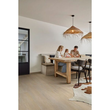 Utforsk Naturals-kolleksjonen for et robust korkgulv som bringer naturens ro inn i ditt hjem. Hvert element er nøye utvalgt for sin skjønnhet, perfekt for de som setter pris på skandinavisk design og jordnære toner. Med muligheten til å dekke over 400 m2 uten behov for akklimatisering, og med korkunderlag inkludert, garanterer Naturals dempet akustikk og ekstra komfort. Det er 100% vanntett, noe s 