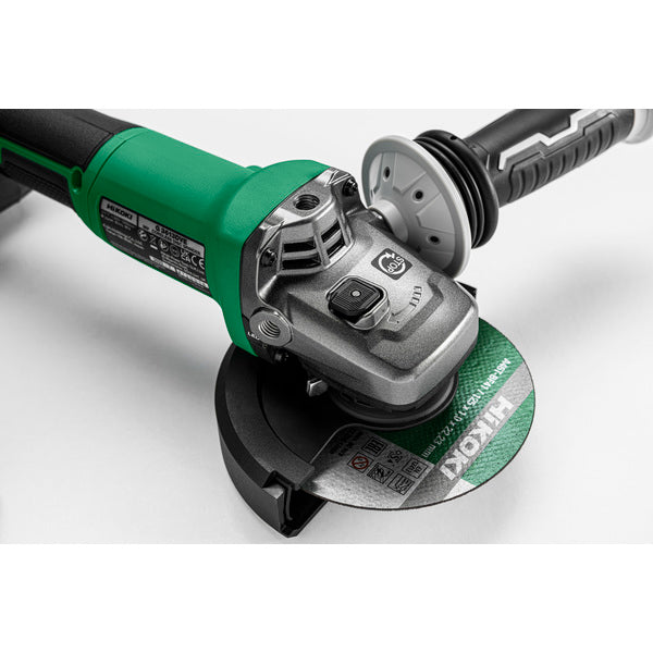 Kraftig 36V vinkelsliper med maksimal effekt 1500W. Konstruksjon med bedre holdbarhet mot støv og fuktighet og automatisk avstenging hvis maskinen slippes og faller til bakken. Leveres uten batterier og lader. image