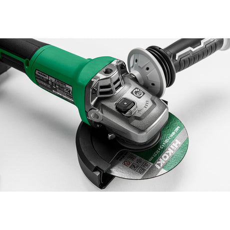 Kraftig 36V vinkelsliper med maksimal effekt 1500W. Konstruksjon med bedre holdbarhet mot støv og fuktighet og automatisk avstenging hvis maskinen slippes og faller til bakken. Leveres uten batterier og lader. image