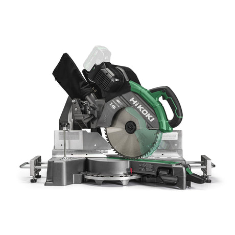 Kompakt sag med sterk 36V børsteløs motor og høy kutteytelse med 2 effektmoduser, Auto og High. Kappekapasitet 90°/90°: 312x105 mm. XACT CUT LED lys som reflekterer bladet som en skjærelinje for presise kutt. TEKNISKE DATA Nominell spenning: 36V Batterifeste: Slide Antall batterier: 0 Med batterilader: Nei Bladdiameter: 305 mm Hulldiameter: 30 mm Hastighet ubelastet: 3200, 4000 1/min vinkel: 0-45° Gjæringsvinkel høyre: 0-57° Gjæringsvinkel venstre: 0-45° Kapasitet 90°/90°: 312x105 mm Kapasitet 90°/45°: 2...